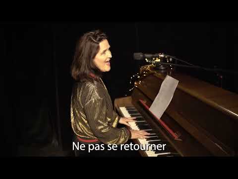 image : Caroline Harvey chante "les Champs Elysées"