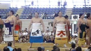 preview picture of video '秋巡業初日、東西十両の土俵入り（平成25年秋･熊谷巡業 SUMO TOUR in Kumagaya 2013）'