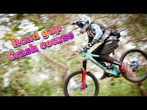 Downhill race practice - clearing the road gap (MTB fail - crash course)