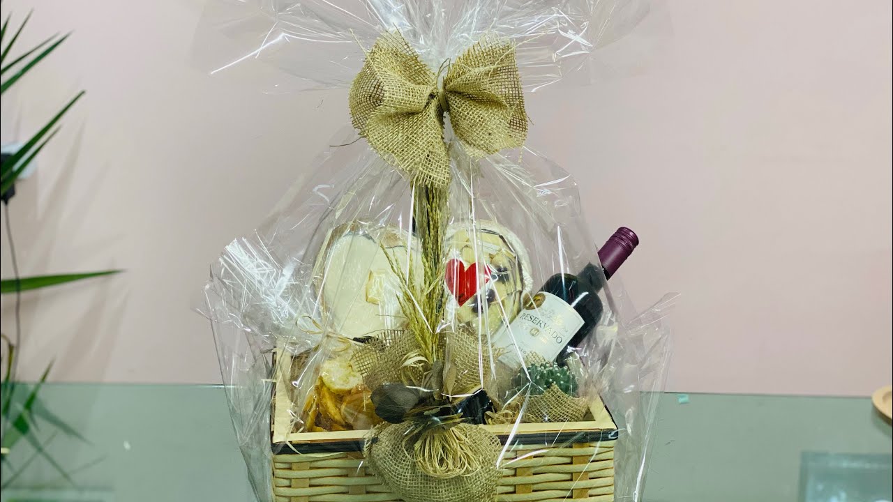 CESTA DE QUEIJO E VINHO PARA PRESENTEAR NO DIA DOS NAMORADOS