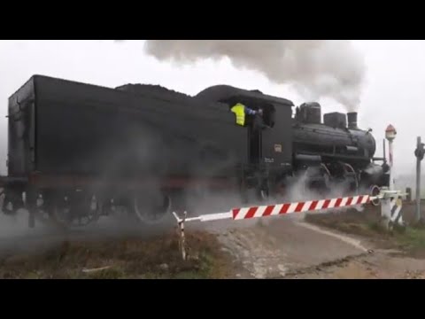 Passaggio a livello Castagnole Lanze (AT) locomotiva diesel + treno a vapore - Level crossing