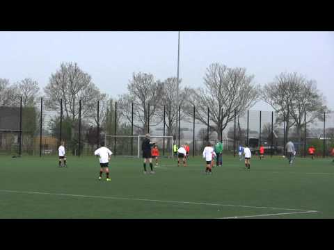 Vv De Meern E5 in actie tegen Desto E3