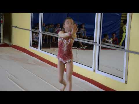 200 деца в турнирите по футбол и акробатика