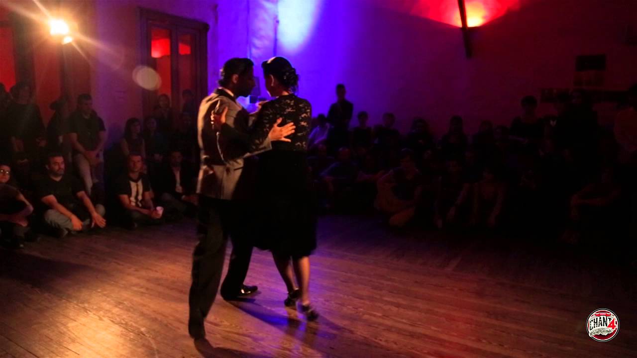 Cecilia Capello y Diego Amorin bailan en Chanta 4 Milonga / San Telmo, Buenos Aires.