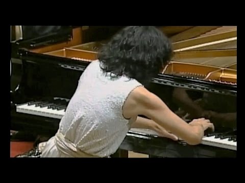 MITSUKO UCHIDA plays BEETHOVEN - Piano Concerto #3 in C minor / Ozawa