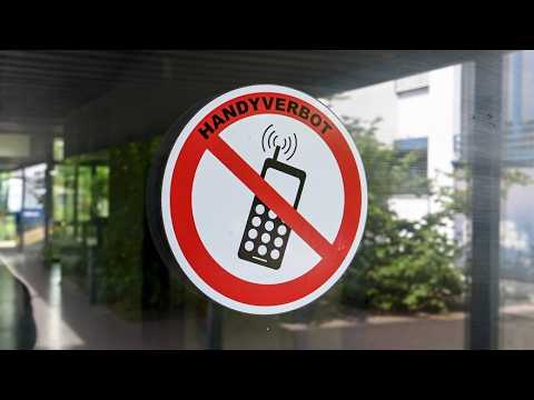 phoenix runde: Handyverbot für Kinder - Wie sinnvoll ist das?