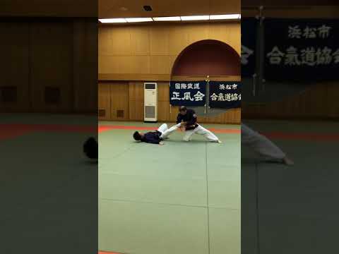 両手片足取り(タックル)