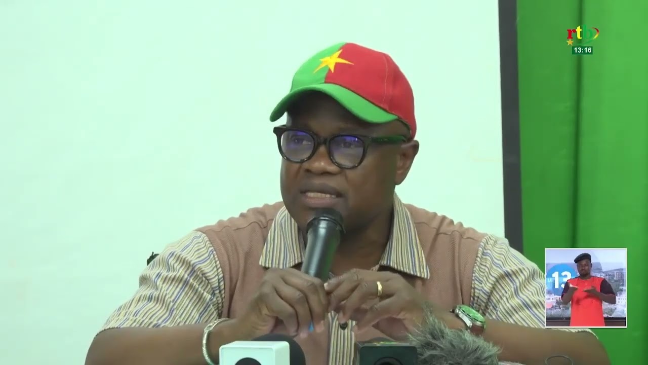 Le Ministre de la Santé Robert Lucien Jean-Claude Kargougou ausculte le CMA de Boulsa