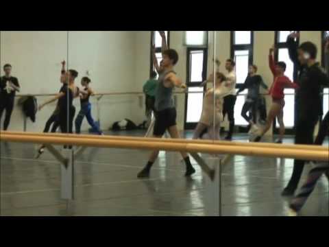 The Scala backstage and the artists in rehearsal