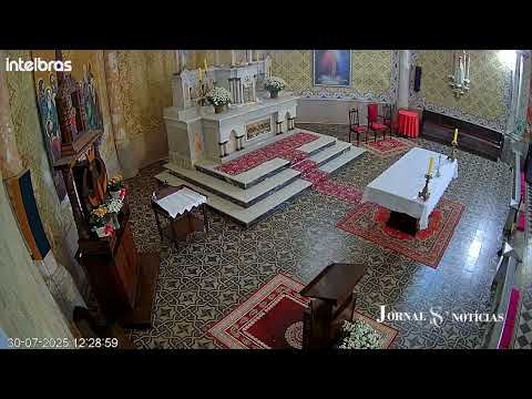 ‘Falta Deus no coração’: homem invade igreja em e explode rojão no altar