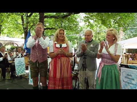Silja Steinberg begrüßt die Gäste beim Hofbräukeller Sommerfest 2023 und zapft das erste Fass an