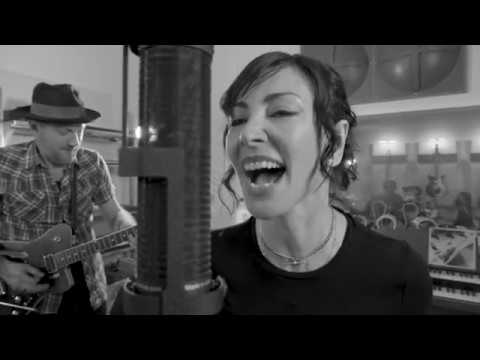 Clean Up Woman - Hootenanny 1 Mic - Featuring Dannielle DeAndrea