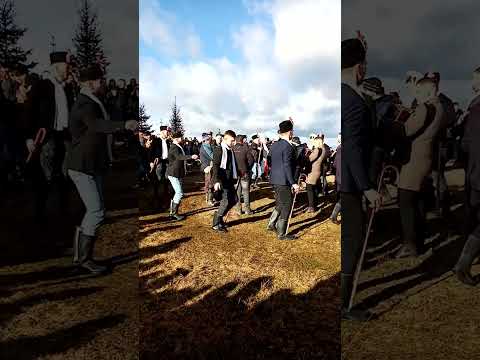 Junii din măguri 🎄