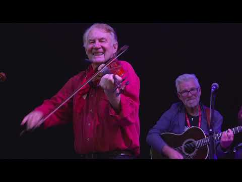 Dalakopa family spiller på  norsk høstfest i Minot USA 1 - Sulhusgubbens reinlender og "Dalakopa"