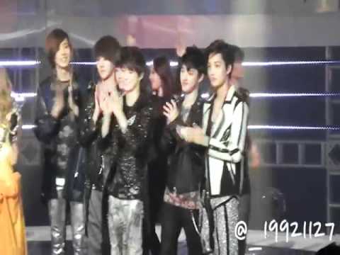 [ Fancam] SNSD EXO-K 120511 Music Bank Ending