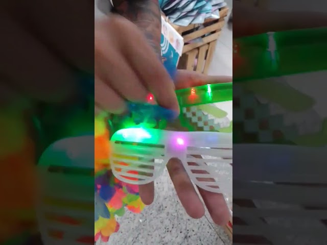 Vídeo relacionado con AUAUY 15 Piezas Conjunto de Pulsera LED & Gafas de Fiesta, Pulseras Fluorescentes, Gafas de Neón, Decoración de Fiestas,para Fiestas, Cumpleaños, Cosplay, Concierto en Vivo, Vestido Elegante