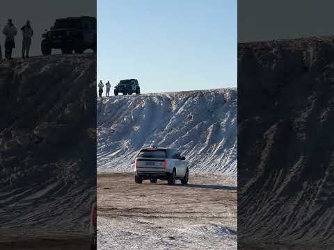 Range Rover is driving straight through the snow #rangerover #rangeroversport #4x4