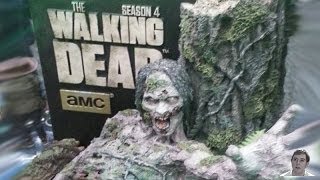 preview picture of video 'The Walking Dead Season 4 Special Edition Box Set and New Figure Photos!'