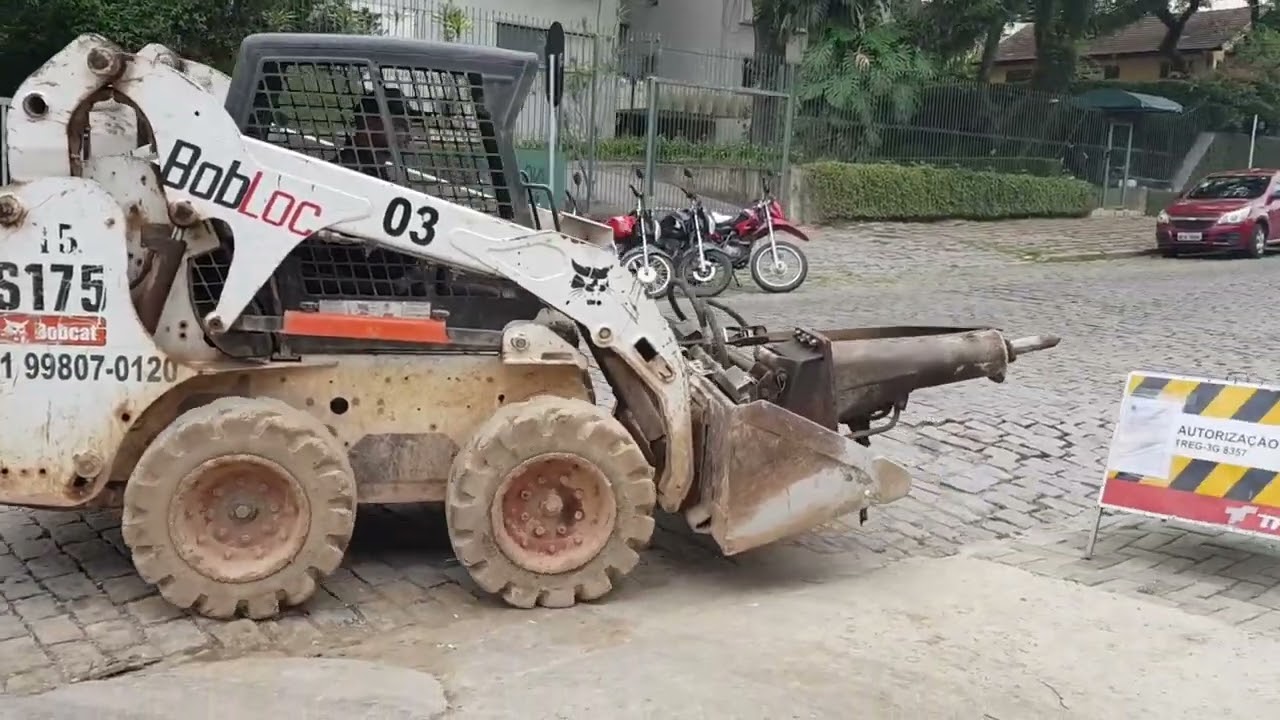 Rompedor Hidráulico Bobcat em Curitiba | Quebra Concreto em Espaço Pequeno | Bob Loc