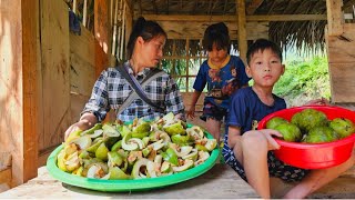 Go into the natural forest to pick wild fruits to make sour soup.