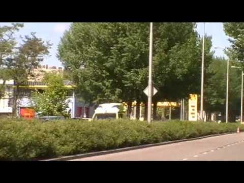 Ambulance 02-111 Leeuwarden met spoed onderweg naar Wergea