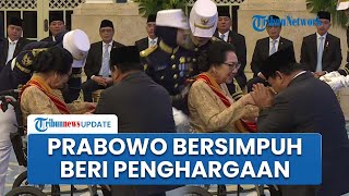 Adab Prabowo Disorot, Bersimpuh lalu Hormat Berikan Bintang Mahaputra kepada Adik Ibu Tien Soeharto