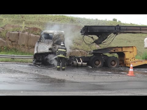 Caminhão pega fogo em rodovia de Piracicaba