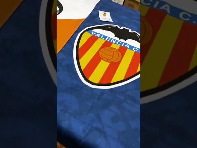 Vídeo relacionado con LolaPix Toalla Personalizada Playa. Toallas Playa Personalizadas. Toalla Infantil Personalizada niño. Toallas Personalizadas con Nombre. Varios Tamaños. FÚTBOL