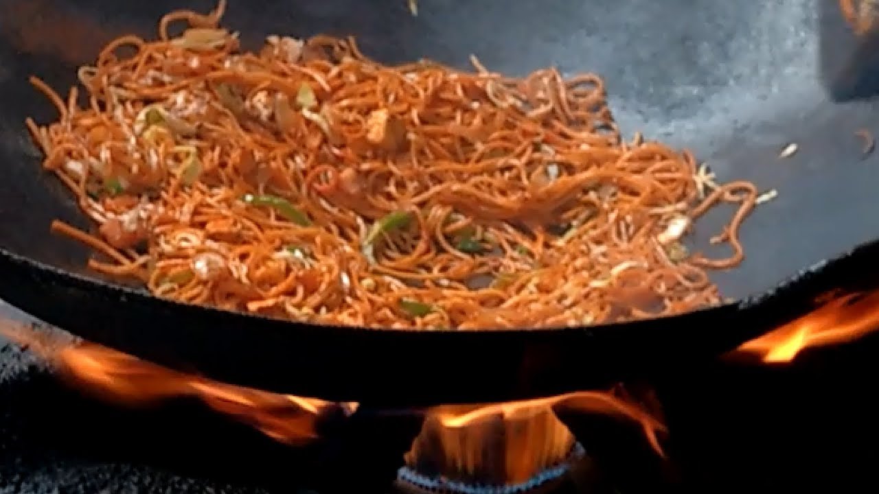 MOST CHILLI TASTYYYY CHOWMEIN EVER | Indian Street Food 2019