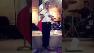 Hno. Rubén cantando en la Iglesia de Dios