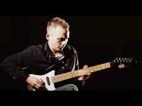 JamUp | Danny Young's Selling Kisses!