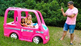 Nastya y las muñecas quieren ir a la discoteca.