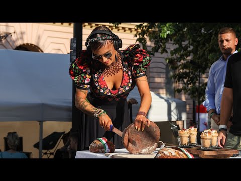 Én kezdem megsajnálni - Tóth Gabiról kérdeztük az ünneplőket, miközben megszegte az ország kenyerét