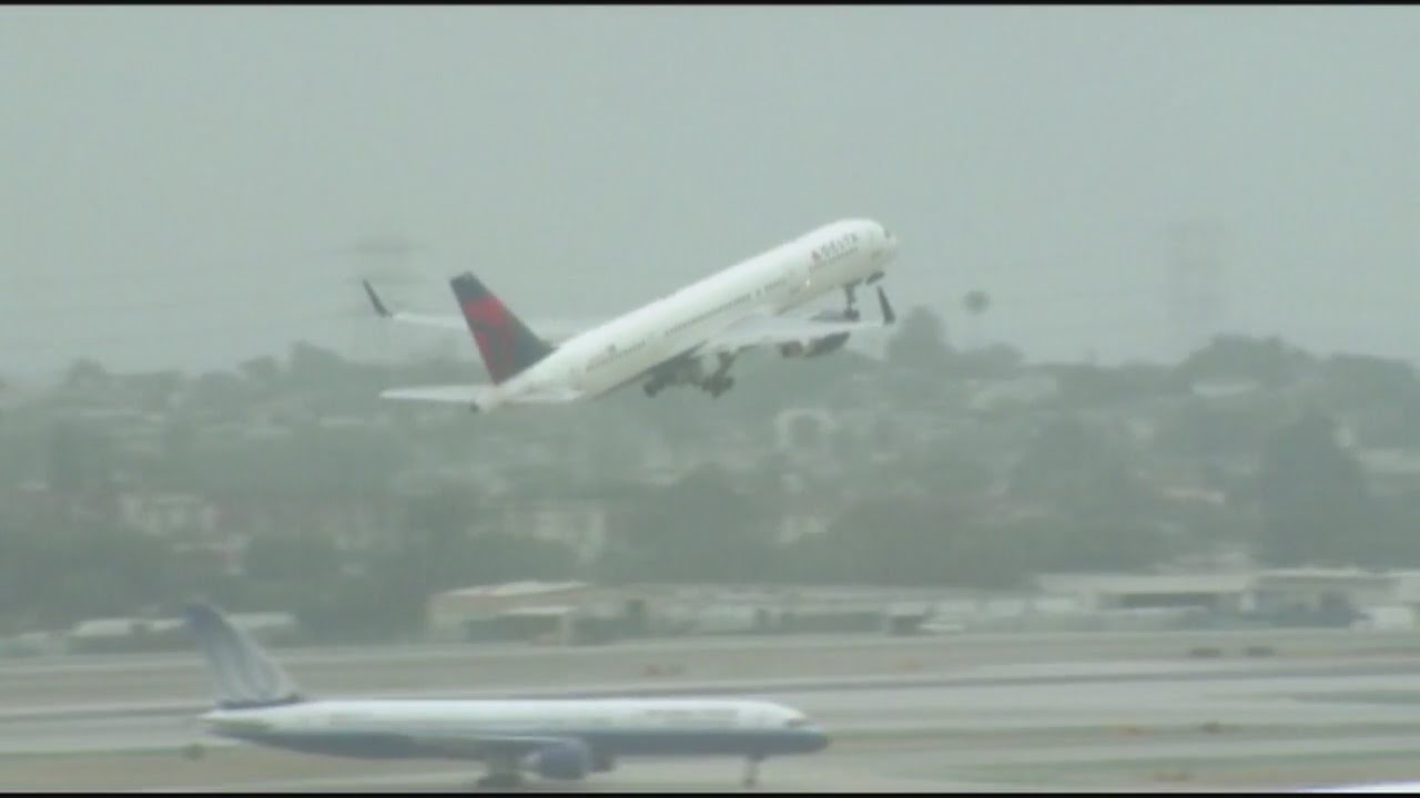 Passengers recall emergency landing with pilot locked outside cockpit