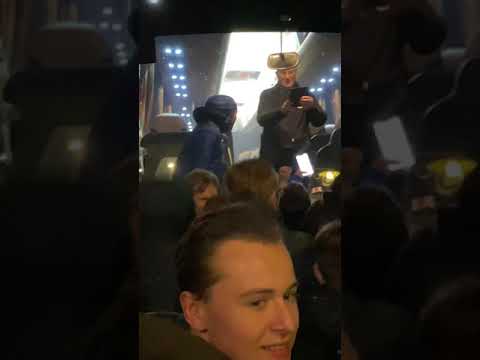 Aankomst spelersbus van Sc Cambuur na gewonnen wedstrijd bij Almere city 0-1