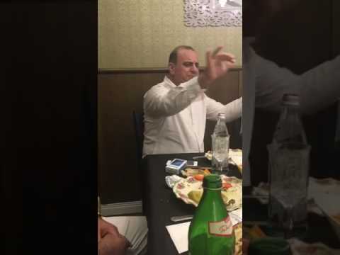 Анекдот. В поезде. Грузин заходит а там 2 грузина сидят.