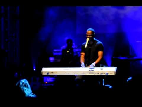 Brian McKnight @ Berns - One Last Cry + Bass player dance - "Big Sexy" (Chris Loftlin)