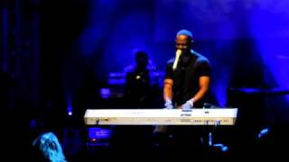 Brian McKnight @ Berns - One Last Cry + Bass player dance - 