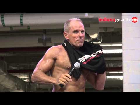 George E. Hood Jr. breaks Guinness World Record for 40-pound weighted plank