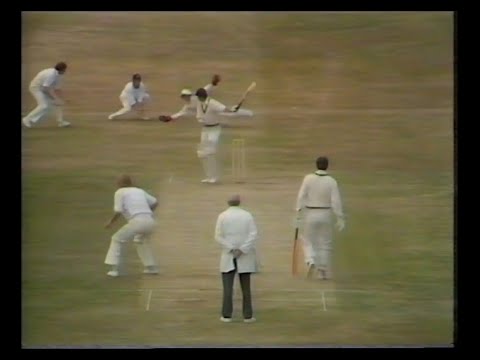 ALAN KNOTT CATCHES ENGLAND v AUSTRALIA 4th TEST MATCH DAY 3 HEADINGLEY AUGUST 13 1977