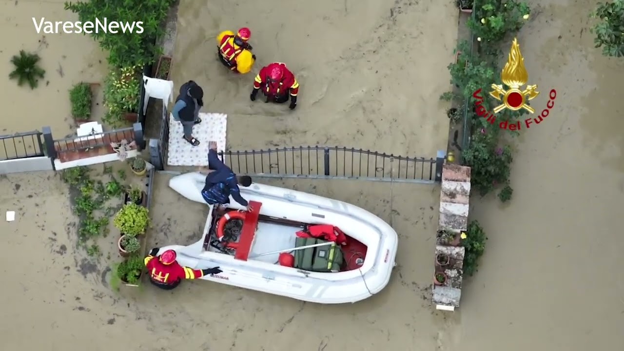 Alluvione in Toscana, I Vigili del Fuoco con i gommoni tra case e campagne