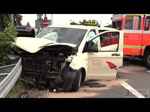 [SCHWERER TAXI-UNFALL IN DÜSSELDORF] - 8 Verletzte ~ Frau eingeklemmt & durch Feuerwehr befreit -
