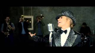 Gloria Trevi cama y mesa