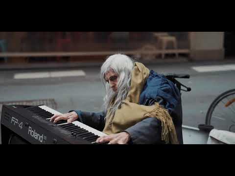 Street Pianist Natalie Trayling - I Don't Know How to Love Him