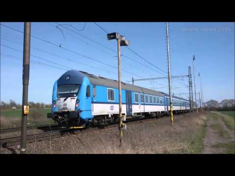 Rychlík s řídícím vozem "Sysel" na přejezdu u Kostomlat n/L