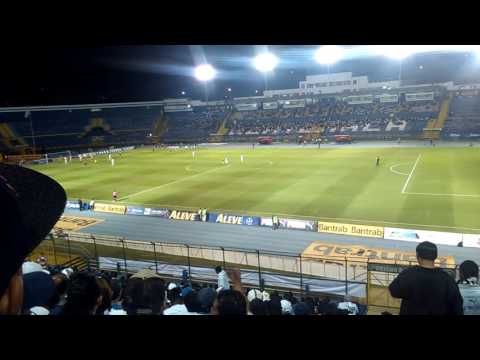 Gol de los cremas visto desde la grada Cremas 1 - 2 Petapa