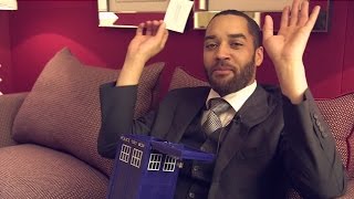 Samuel Anderson rpond  des questions de la boite TARDIS
