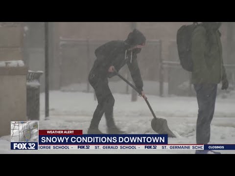 Chicagoans battle winter storm, snowy conditions downtown