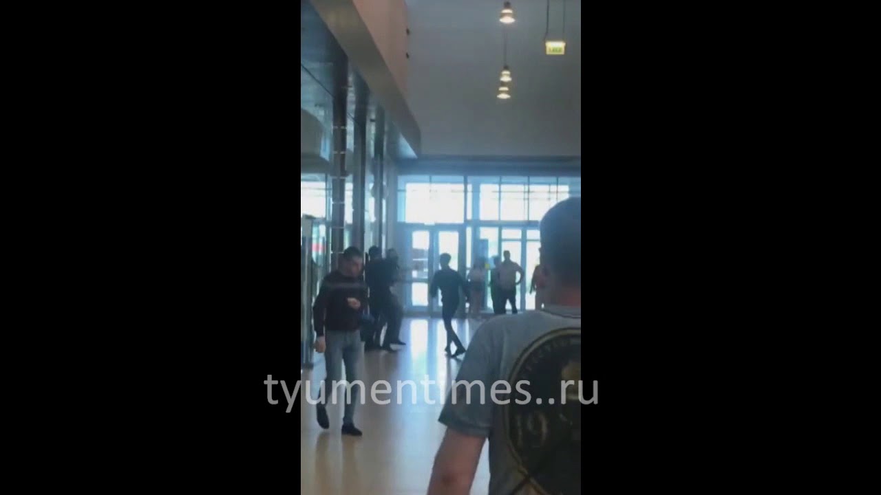 Неизвестный порезал охранника в тюменском гипермаркете