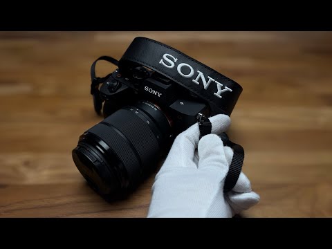 How to Attach Sholder Straps to Sony's Cameras l Sony A7 mk IV